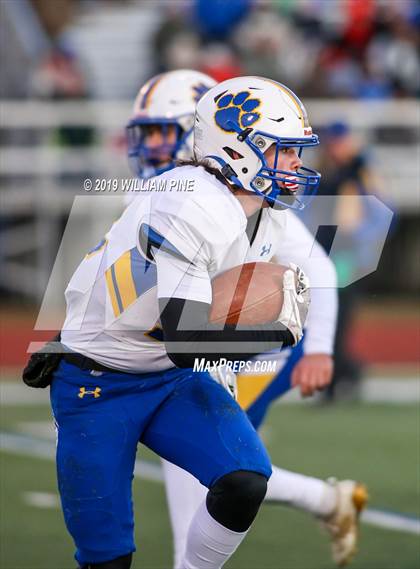 Thumbnail 2 in Ellenville vs. Lansing (NYSPHSAA 8-Man Regional) photogallery.