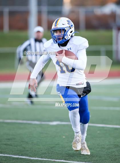 Thumbnail 3 in Ellenville vs. Lansing (NYSPHSAA 8-Man Regional) photogallery.