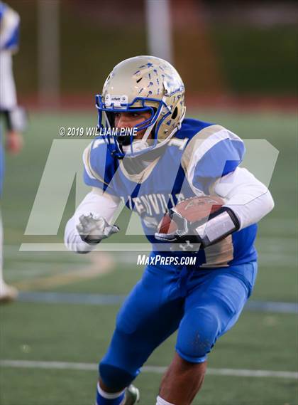 Thumbnail 2 in Ellenville vs. Lansing (NYSPHSAA 8-Man Regional) photogallery.