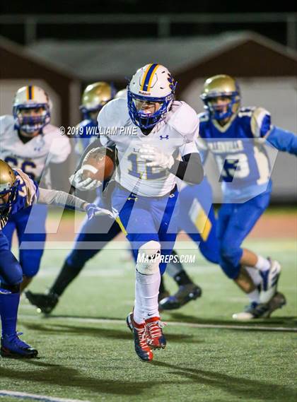 Thumbnail 1 in Ellenville vs. Lansing (NYSPHSAA 8-Man Regional) photogallery.