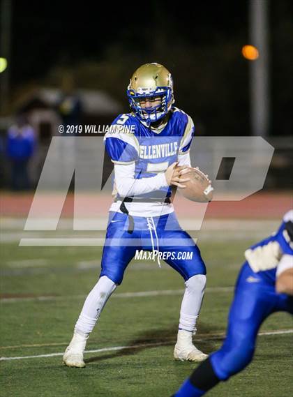 Thumbnail 2 in Ellenville vs. Lansing (NYSPHSAA 8-Man Regional) photogallery.