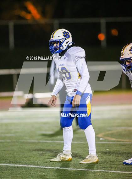 Thumbnail 2 in Ellenville vs. Lansing (NYSPHSAA 8-Man Regional) photogallery.