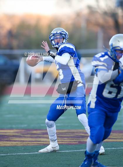 Thumbnail 2 in Ellenville vs. Lansing (NYSPHSAA 8-Man Regional) photogallery.