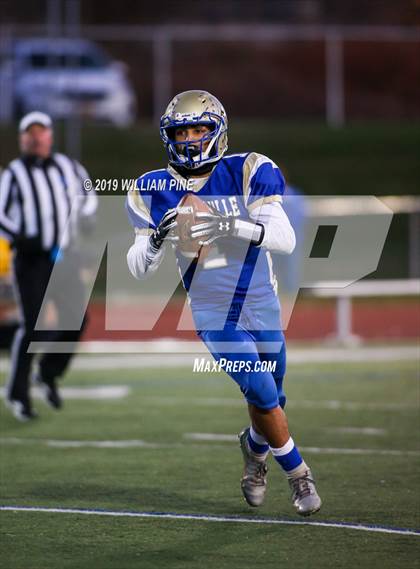 Thumbnail 3 in Ellenville vs. Lansing (NYSPHSAA 8-Man Regional) photogallery.