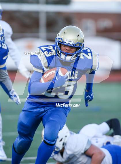 Thumbnail 2 in Ellenville vs. Lansing (NYSPHSAA 8-Man Regional) photogallery.