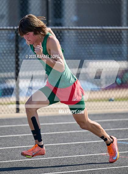 Thumbnail 1 in UIL 6A Track & Field Area 13&14 (4x200M) photogallery.
