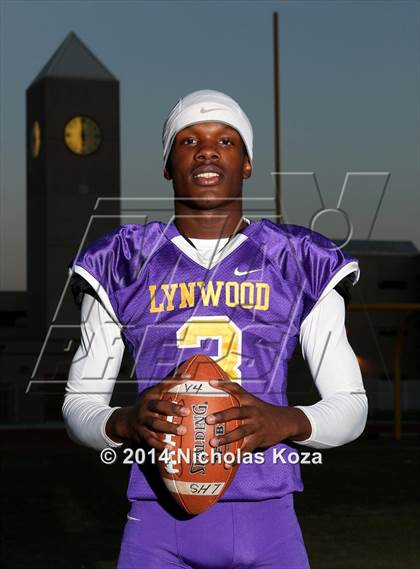 Thumbnail 2 in Lynwood Varsity Football Team and Individual photogallery.