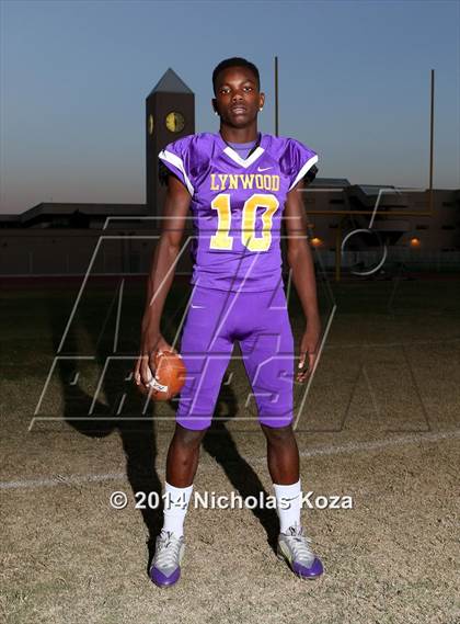 Thumbnail 2 in Lynwood Varsity Football Team and Individual photogallery.