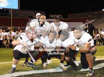 Thumbnail 1 in St. Pauls vs. Salisbury (NCHSAA 2AA Football Championship) photogallery.