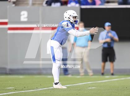 Thumbnail 3 in St. Pauls vs. Salisbury (NCHSAA 2AA Football Championship) photogallery.
