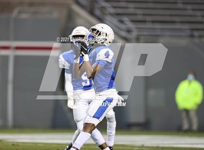 Thumbnail 3 in St. Pauls vs. Salisbury (NCHSAA 2AA Football Championship) photogallery.