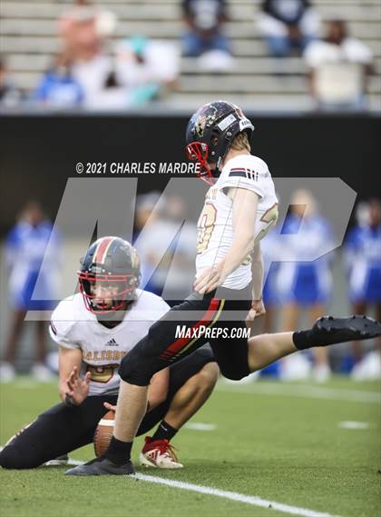 Thumbnail 1 in St. Pauls vs. Salisbury (NCHSAA 2AA Football Championship) photogallery.