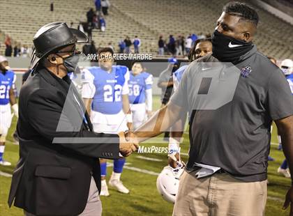 Thumbnail 3 in St. Pauls vs. Salisbury (NCHSAA 2AA Football Championship) photogallery.