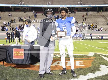 Thumbnail 1 in St. Pauls vs. Salisbury (NCHSAA 2AA Football Championship) photogallery.