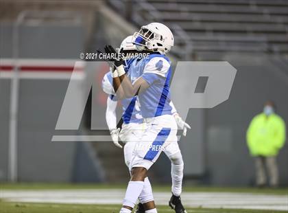 Thumbnail 1 in St. Pauls vs. Salisbury (NCHSAA 2AA Football Championship) photogallery.