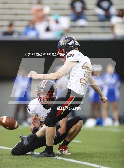 Thumbnail 2 in St. Pauls vs. Salisbury (NCHSAA 2AA Football Championship) photogallery.