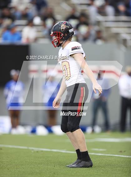 Thumbnail 3 in St. Pauls vs. Salisbury (NCHSAA 2AA Football Championship) photogallery.