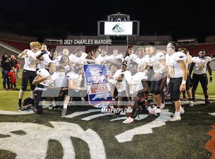 Thumbnail 1 in St. Pauls vs. Salisbury (NCHSAA 2AA Football Championship) photogallery.