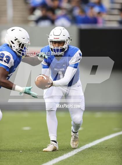 Thumbnail 2 in St. Pauls vs. Salisbury (NCHSAA 2AA Football Championship) photogallery.