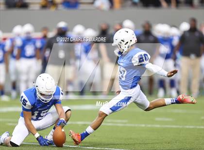 Thumbnail 2 in St. Pauls vs. Salisbury (NCHSAA 2AA Football Championship) photogallery.
