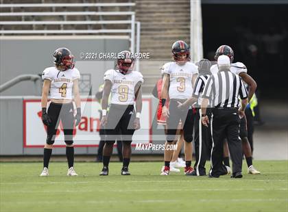 Thumbnail 2 in St. Pauls vs. Salisbury (NCHSAA 2AA Football Championship) photogallery.