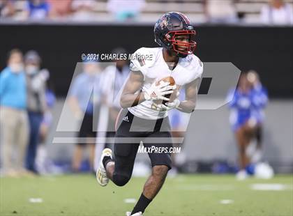Thumbnail 3 in St. Pauls vs. Salisbury (NCHSAA 2AA Football Championship) photogallery.