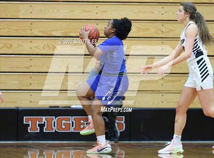 Thumbnail 3 in Chillicothe vs Waverly (OHSAA D2 Sectional Playoff) photogallery.