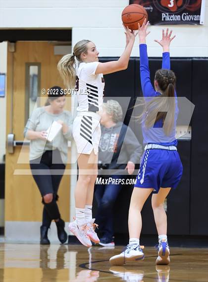 Thumbnail 2 in Chillicothe vs Waverly (OHSAA D2 Sectional Playoff) photogallery.