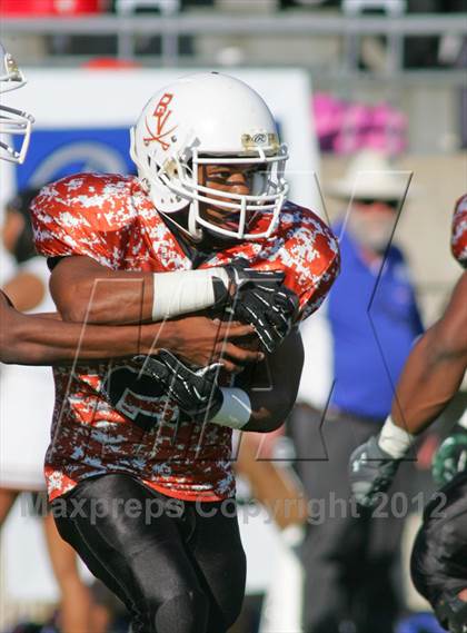 Thumbnail 3 in Bowie vs. DeSoto (UIL 5A Division 1 Regional Playoff) photogallery.