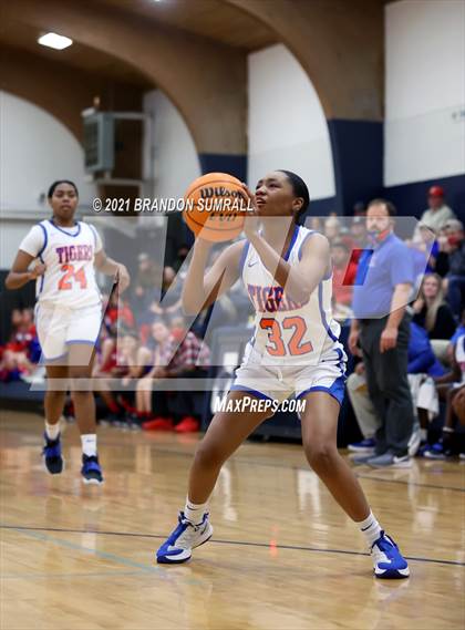 Thumbnail 3 in Chilton County vs Verbena (Chilton County Tournament) photogallery.