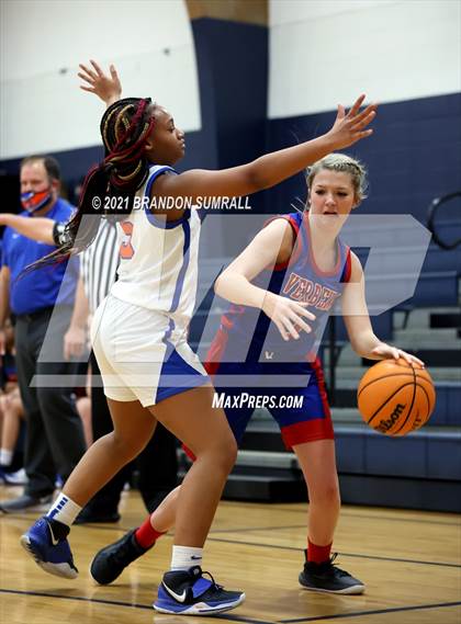 Thumbnail 3 in Chilton County vs Verbena (Chilton County Tournament) photogallery.