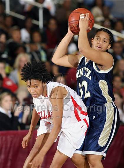 Thumbnail 2 in Bellaire vs. Nimitz (Texas 5A Region 3 Semifinal) photogallery.