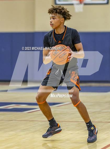 Thumbnail 2 in Tatum vs. LaPorte (Hardin-Jefferson Basketball Marathon) photogallery.