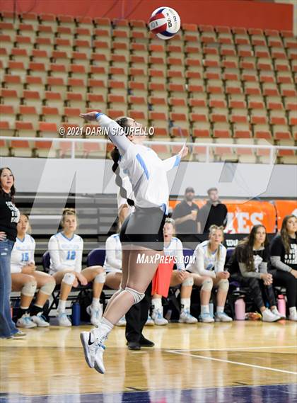 Thumbnail 3 in Valley Christian vs Snowflake (AIA 3A Final) photogallery.