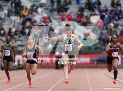 Thumbnail 3 in Penn Relays (4 X 100 Meter) photogallery.
