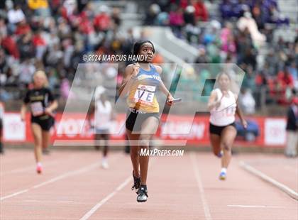 Thumbnail 2 in Penn Relays (4 X 100 Meter) photogallery.