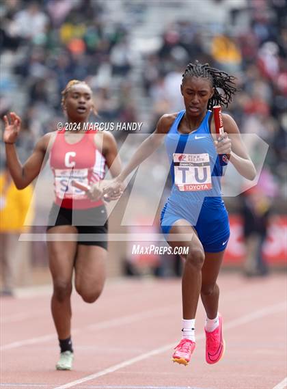 Thumbnail 1 in Penn Relays (4 X 100 Meter) photogallery.