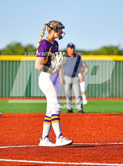 Thumbnail 1 in Thorndale vs Weimar (UIL 2A Region IV Final) photogallery.