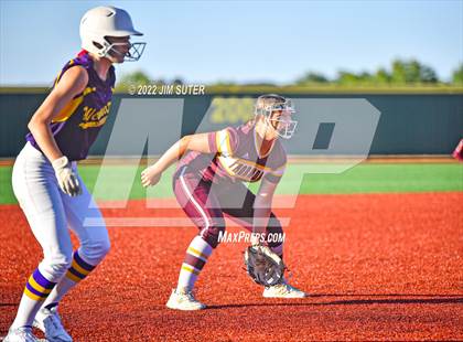 Thumbnail 1 in Thorndale vs Weimar (UIL 2A Region IV Final) photogallery.