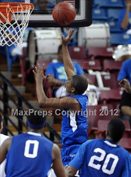 Thumbnail 2 in Price vs. Salesian (CIF State D4 Final) photogallery.