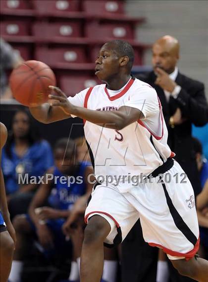 Thumbnail 3 in Price vs. Salesian (CIF State D4 Final) photogallery.