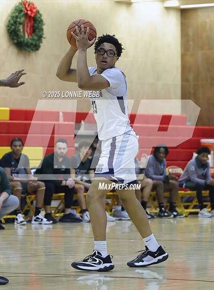 Thumbnail 3 in William Floyd vs Baldwin (Gary Charles Hoop Classic) photogallery.