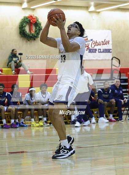 Thumbnail 3 in William Floyd vs Baldwin (Gary Charles Hoop Classic) photogallery.