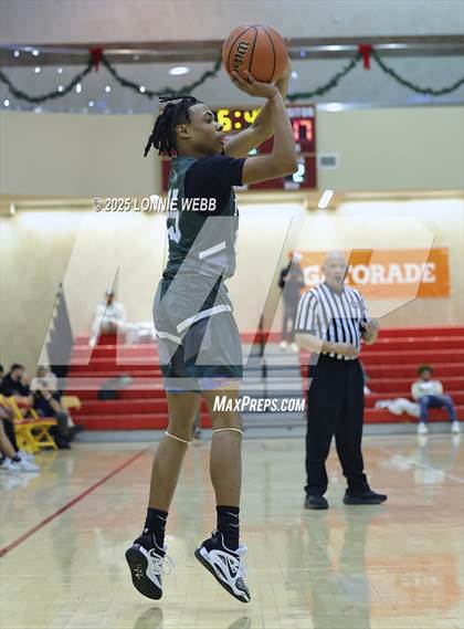 Thumbnail 2 in William Floyd vs Baldwin (Gary Charles Hoop Classic) photogallery.