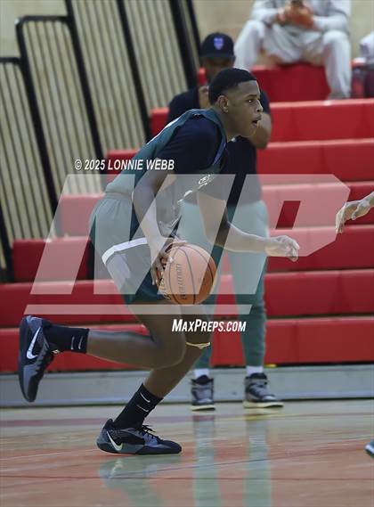 Thumbnail 2 in William Floyd vs Baldwin (Gary Charles Hoop Classic) photogallery.