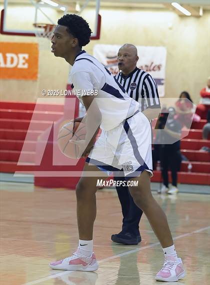 Thumbnail 2 in William Floyd vs Baldwin (Gary Charles Hoop Classic) photogallery.