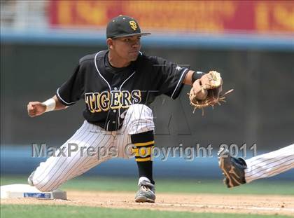 Thumbnail 1 in Chatsworth vs. San Fernando (CIF LACS D1 Final) photogallery.