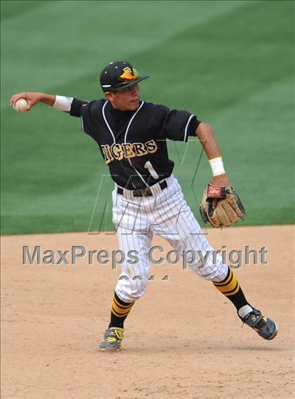 Thumbnail 1 in Chatsworth vs. San Fernando (CIF LACS D1 Final) photogallery.