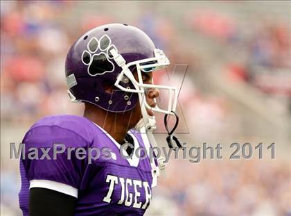 Thumbnail 1 in St. Xavier vs. Pickerington Central (Kirk Herbstreit National Kickoff Classic) photogallery.