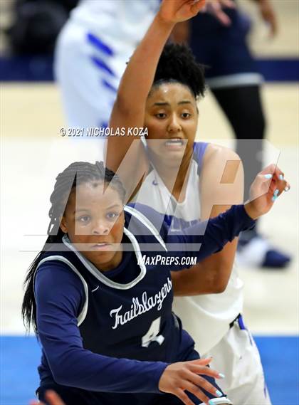 Thumbnail 1 in Sierra Canyon vs. Windward photogallery.